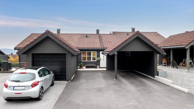 Fasade, carport og inngangsparti mot øst