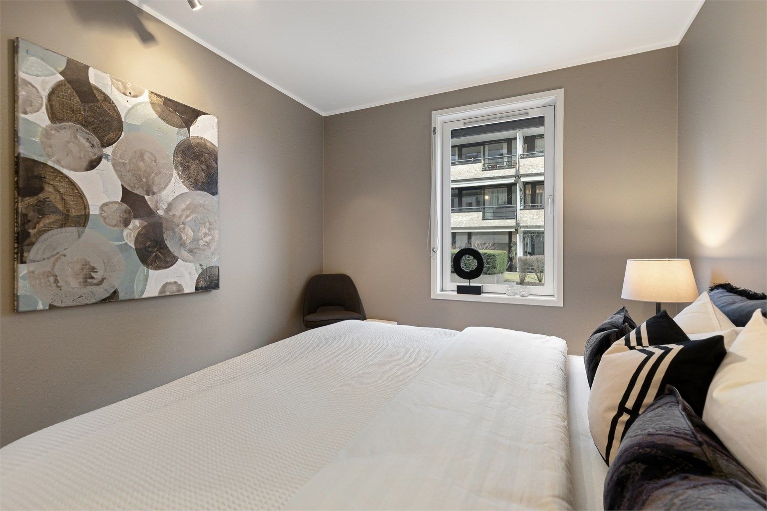 Også her er det nytt en-stavs laminatgulv og nymalte overflater.