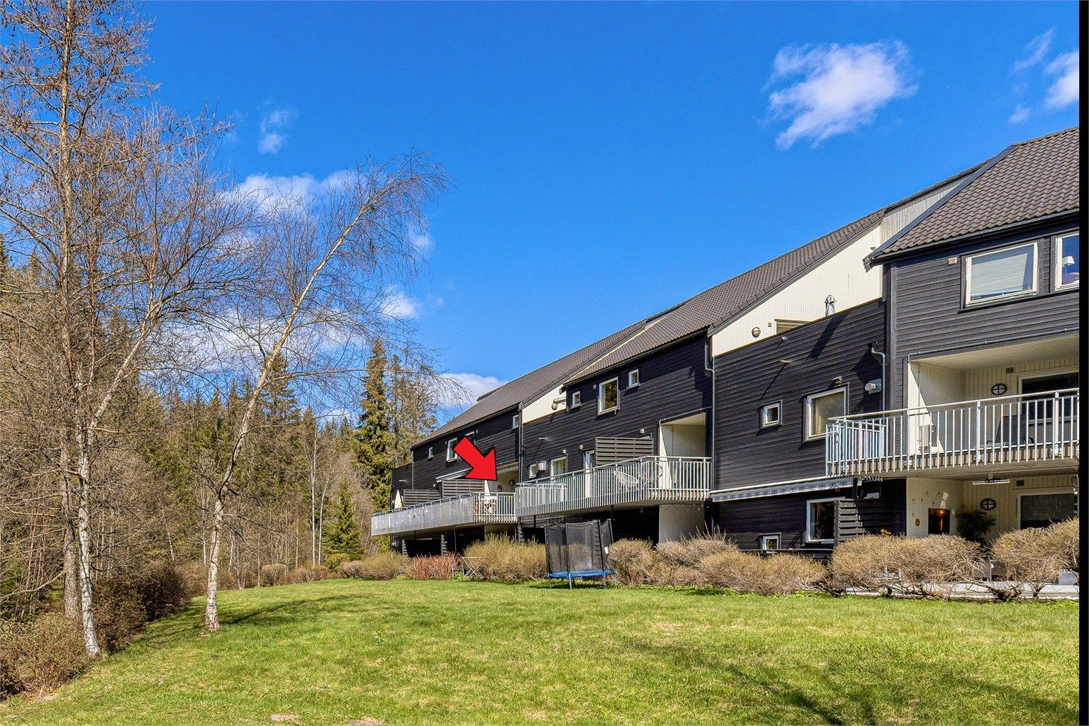 Leiligheten vender usjenert ut mot det grønne i koselige omgivelser