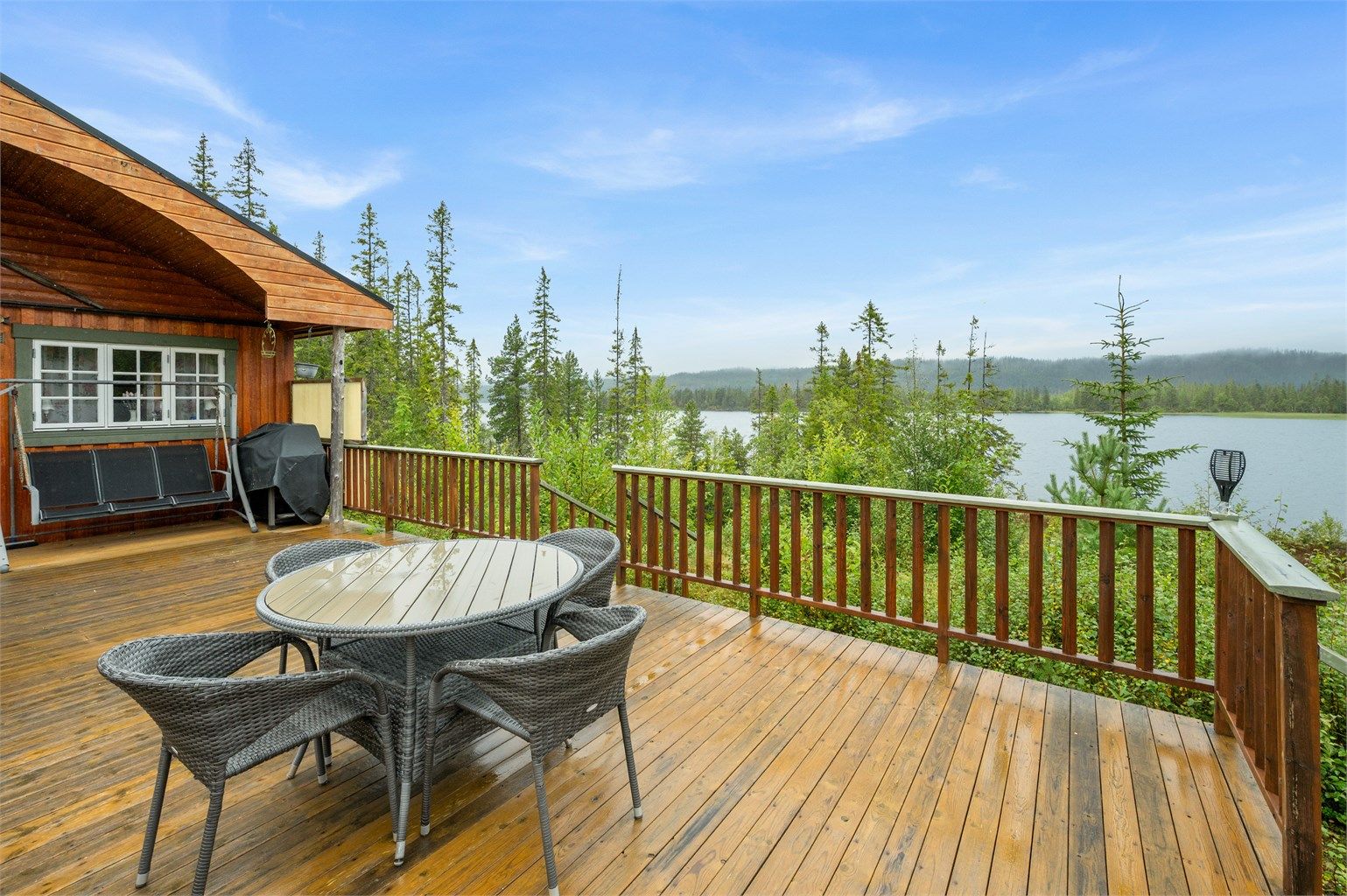 Terrassen byr på god plass til spisegruppe og utemøbler. Dette er et flott sted å nyte rolige dager i naturskjønne omgivelser.