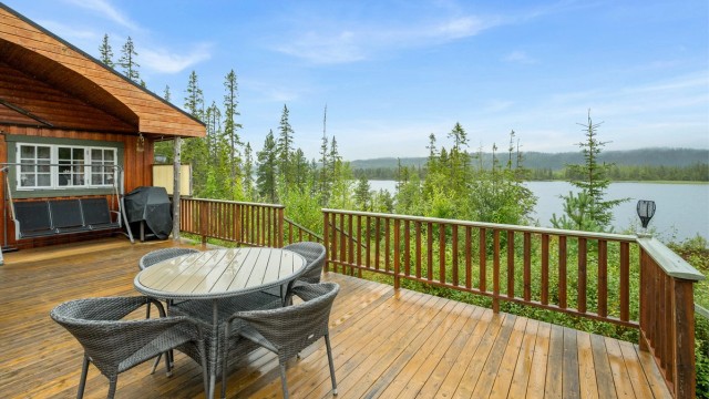 Terrassen byr på god plass til spisegruppe og utemøbler. Dette er et flott sted å nyte rolige dager i naturskjønne omgivelser.