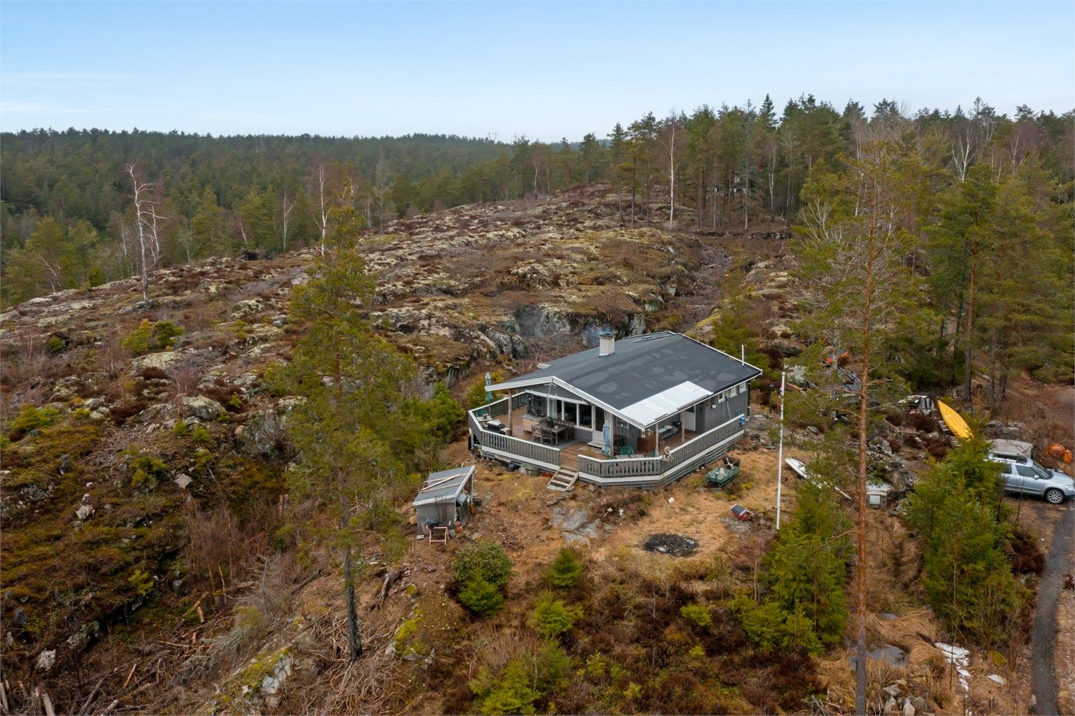 Privat kjørevei er anlagt helt frem til hytta. Eiendommen har rett til parkeringsplass for én bil på grunneiers eiendom.