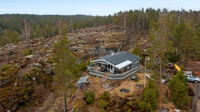 Privat kjørevei er anlagt helt frem til hytta. Eiendommen har rett til parkeringsplass for én bil på grunneiers eiendom.