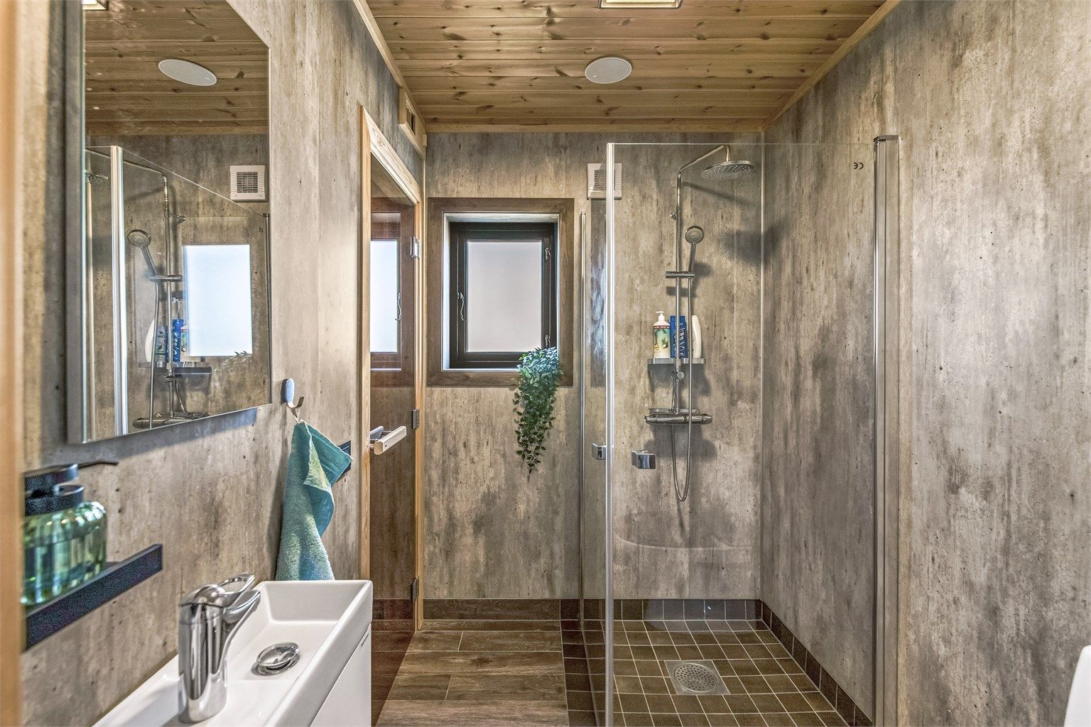 Bad med fliser på gulv og våtromsplater på vegg