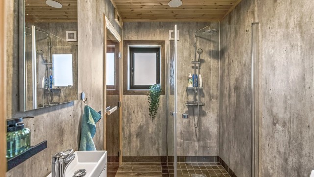 Bad med fliser på gulv og våtromsplater på vegg