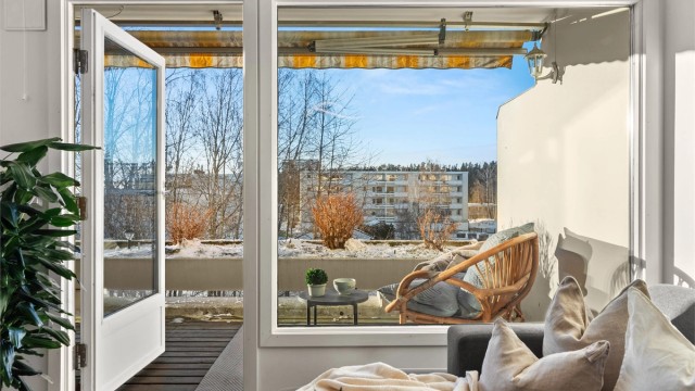 Høydepunkter inkluderer balkong, garasjeplass, 2 boder, lave felleskostnader m.m.!