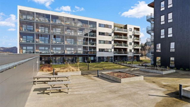 Bygget er fra 2017 og er en del av utbyggingsprosjektet Lurabyen, med pent opparbeidede fellesarealer.