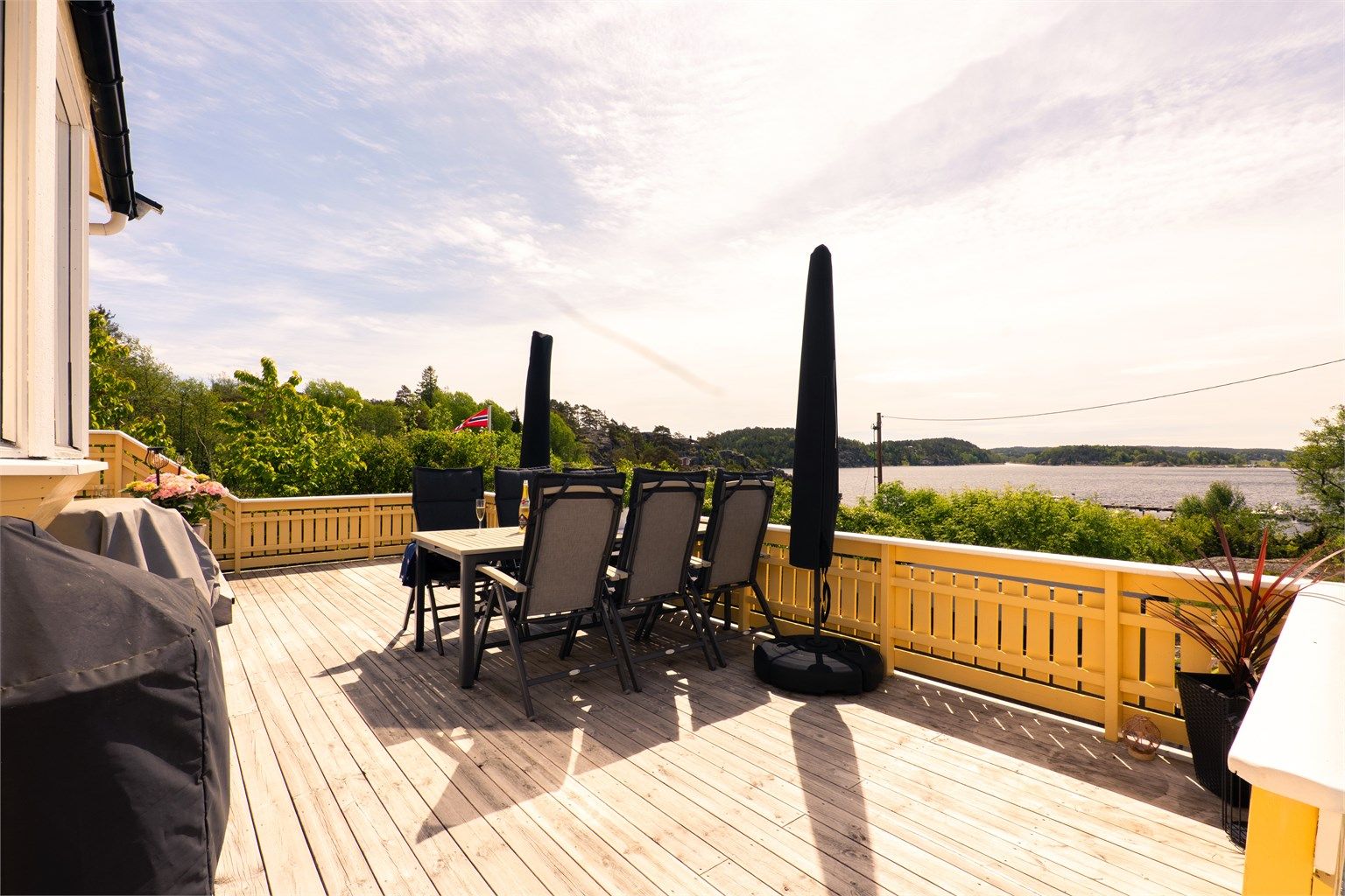 Takket være de åpne omgivelsene er solforholdene meget gode. På terrassen er det i praksis sol hele dagen sommerstid.