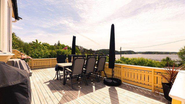 Takket være de åpne omgivelsene er solforholdene meget gode. På terrassen er det i praksis sol hele dagen sommerstid.