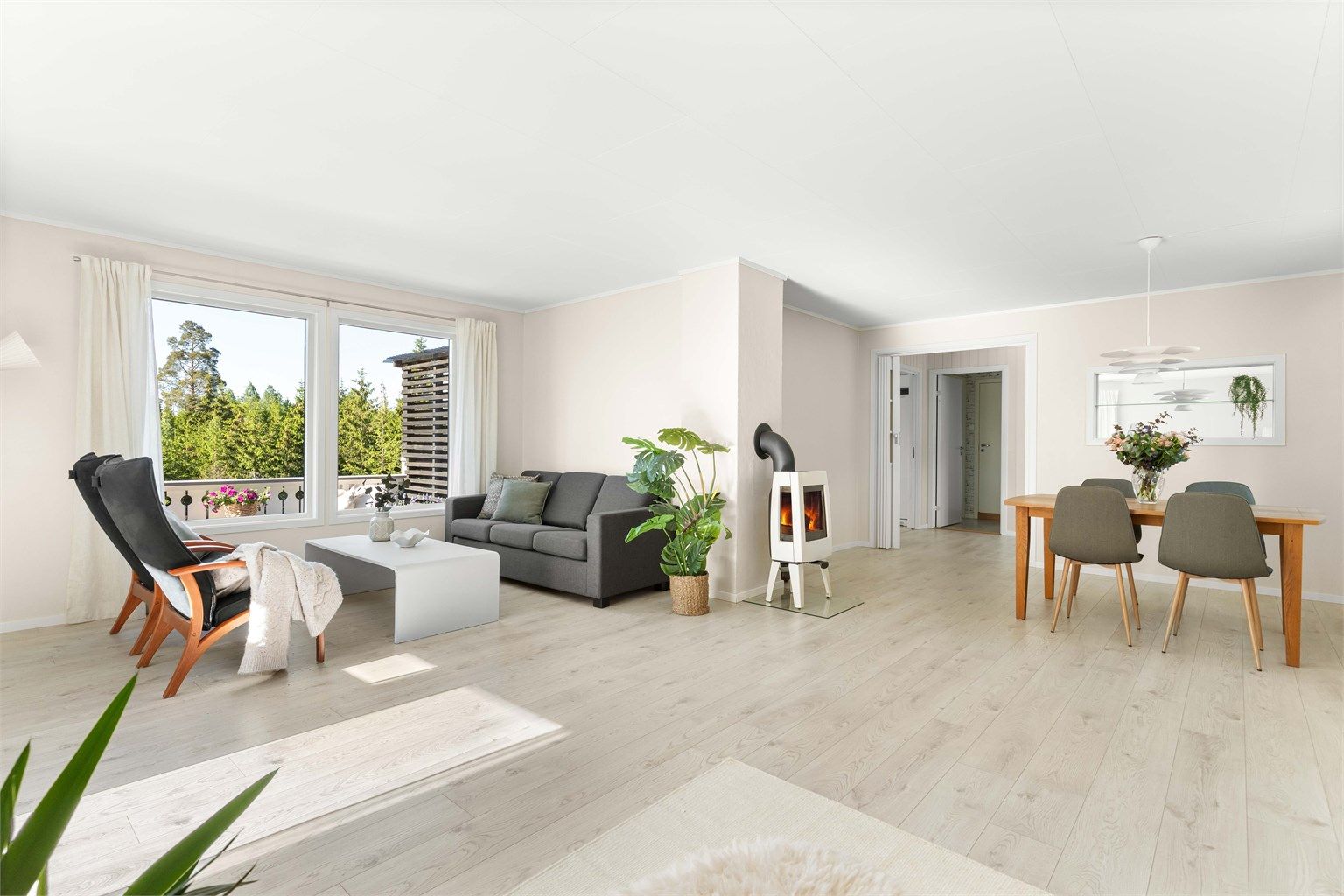 Den romslige stuen byr på flere sosiale arenaer der det enkelt kan møbleres etter eget ønske og har gode innredningsmuligheter for sofagruppe og tilhørende møbler.