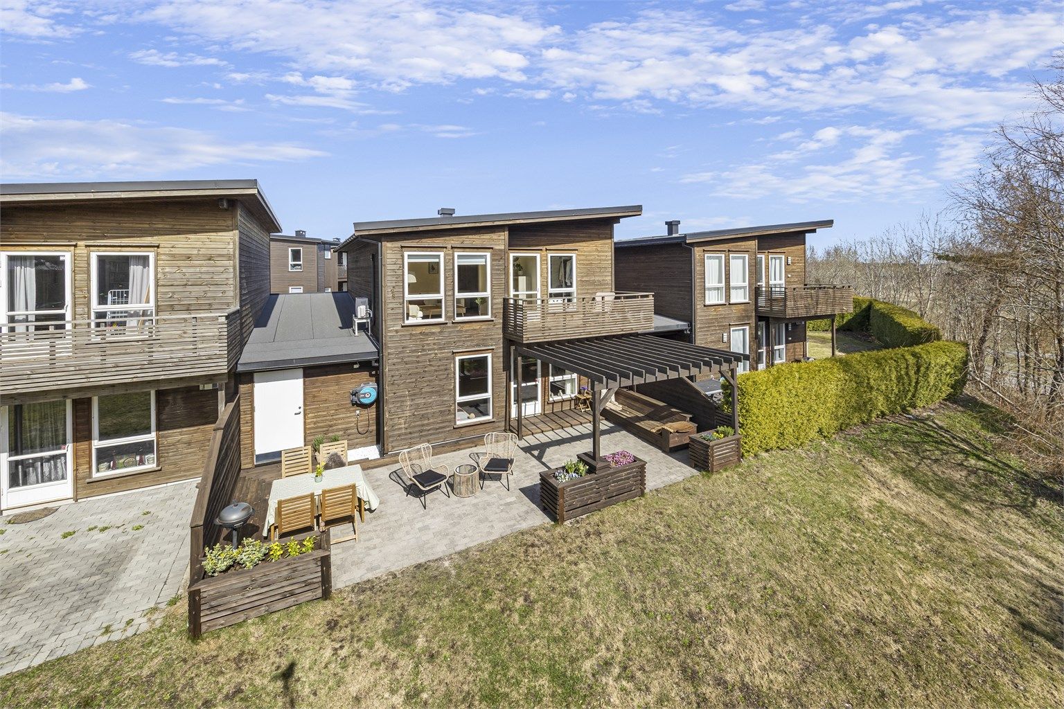 Boligen har en stor, sydvendt uteplass med direkte utgang til fellesarealer.