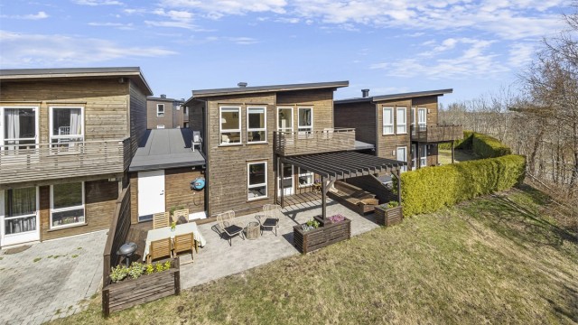 Boligen har en stor, sydvendt uteplass med direkte utgang til fellesarealer.