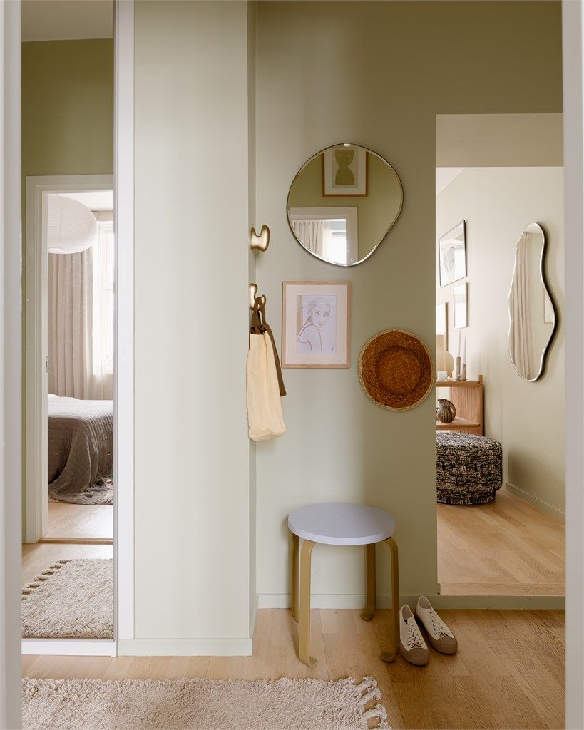 I entréen er det en stor gardeobe med speilfronter du kan gjemme bort vintertøyet ditt i. -Praktisk knagg til solhatten er det også!