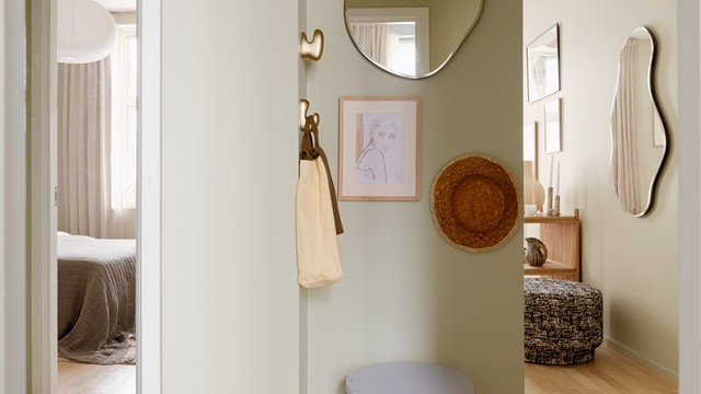 I entréen er det en stor gardeobe med speilfronter du kan gjemme bort vintertøyet ditt i. -Praktisk knagg til solhatten er det også!