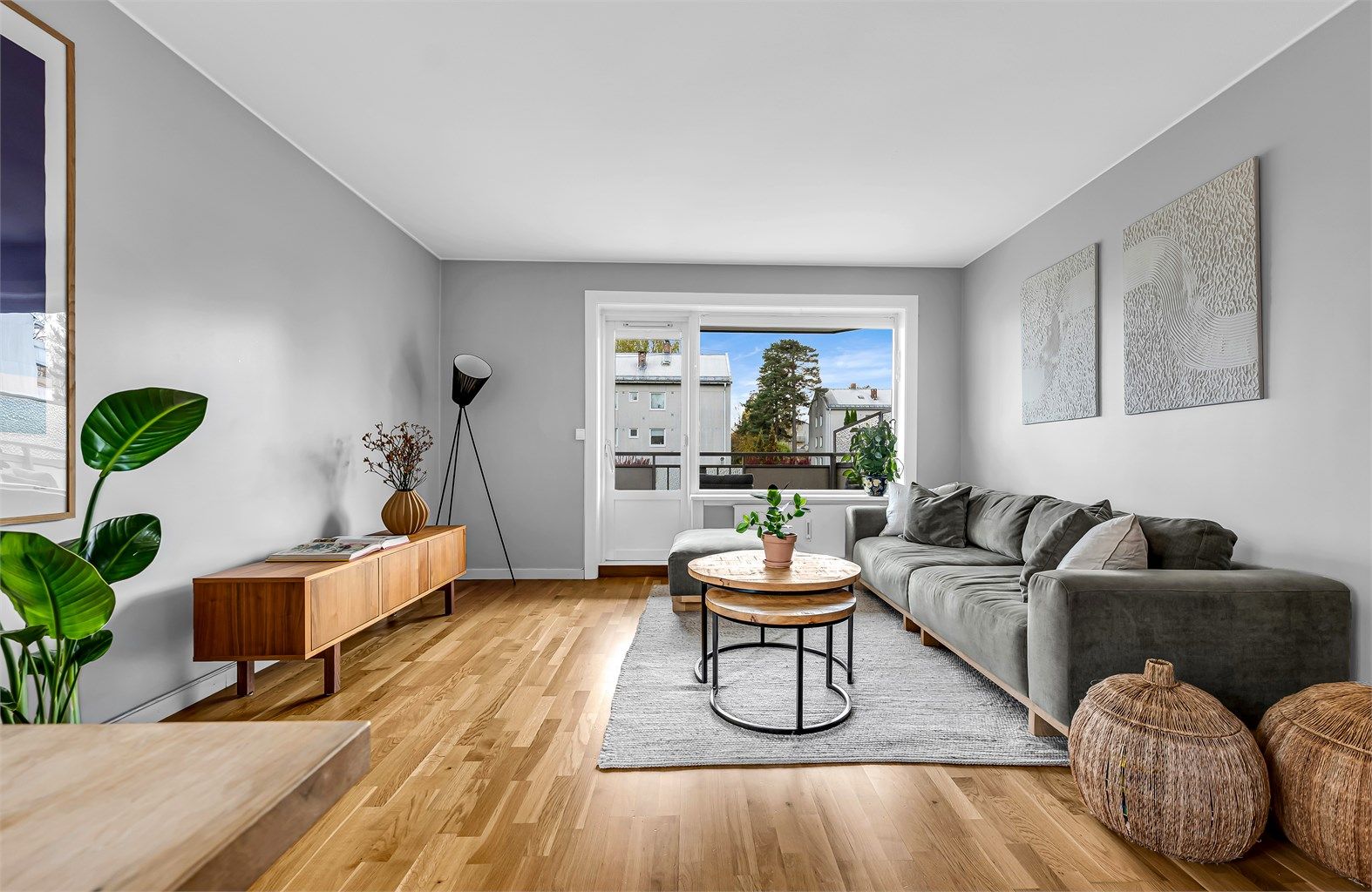 Leiligheten oppleves lys og luftig, med en planløsning som utnytter arealet på en svært god måte.