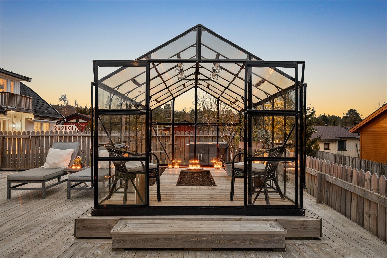 En hyggelig og skjermet uteplass for de litt kjøligere kveldene.