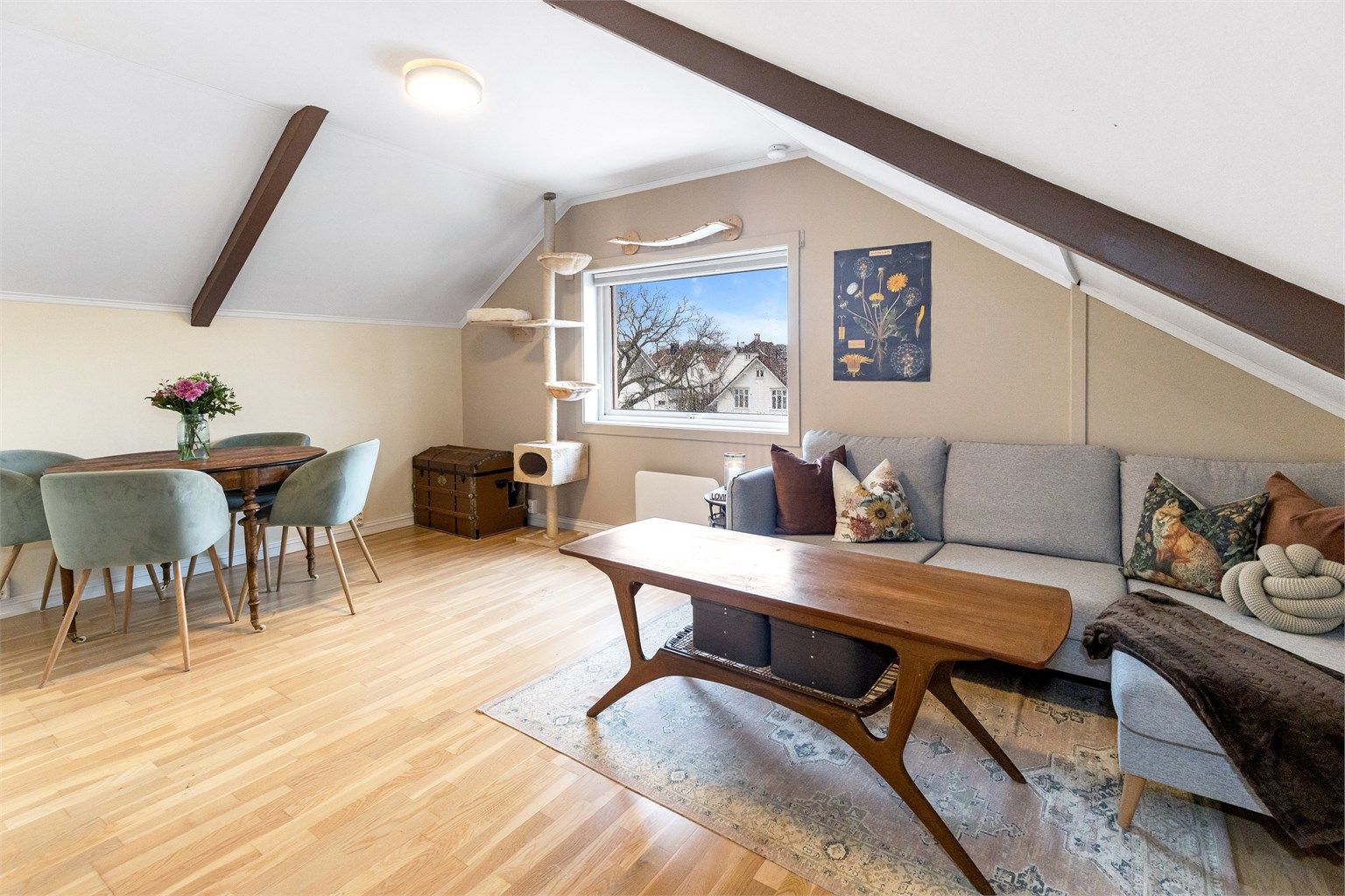 Leiligheten har en gjennomtenkt planløsning som utnytter arealet optimalt, og rommene oppleves lyse og luftige med store vindusflater som slipper inn rikelig med dagslys.