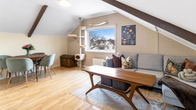Leiligheten har en gjennomtenkt planløsning som utnytter arealet optimalt, og rommene oppleves lyse og luftige med store vindusflater som slipper inn rikelig med dagslys.