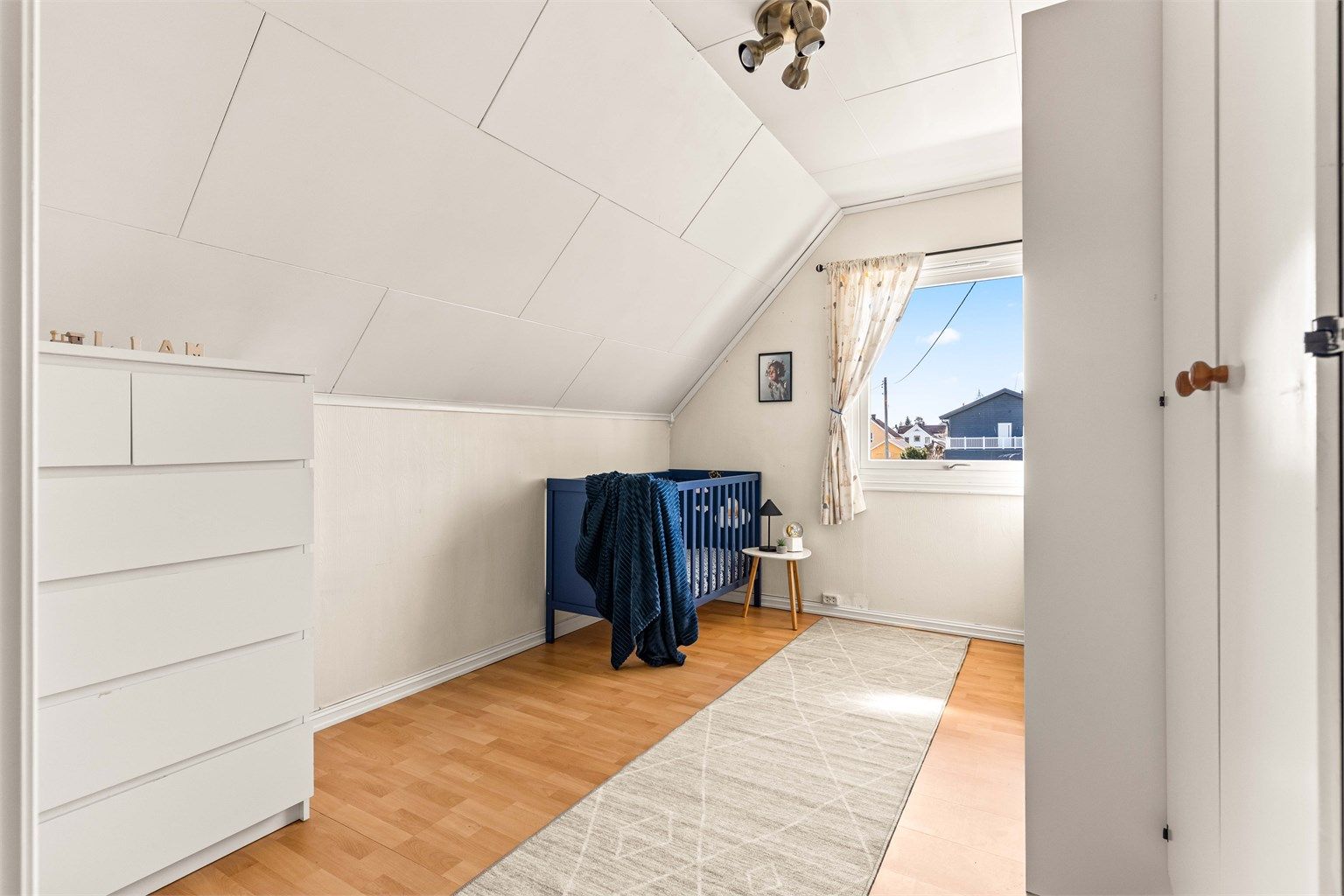 Det tredje soverommet egner seg godt som barnerom, gjesterom eller kontor.
