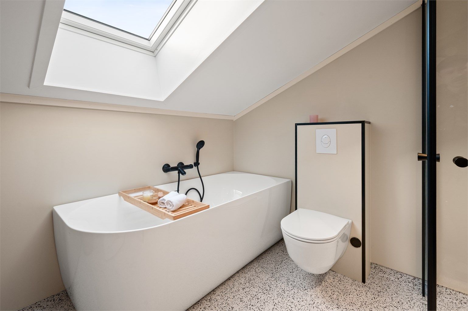 Rommet er utstyrt med både badekar og et separat dusjhjørne med svingbare glassdører.