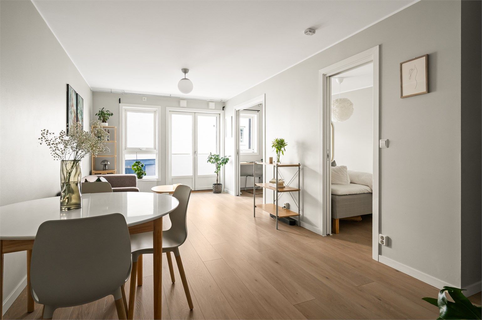 I 2022 ble leiligheten oppgradert med nytt en-stavs gulv og nymalte, lyse vegger.