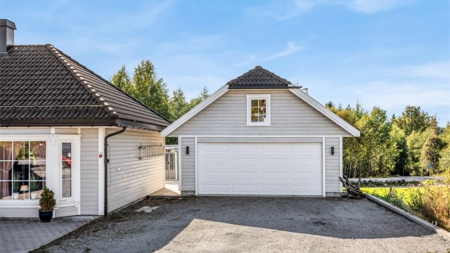 Eiendommen har også garasje med bod/hobbyrom med varmekabler bakerst i garasjen!