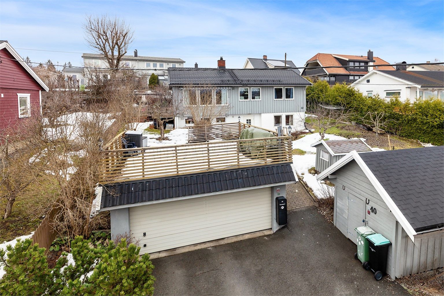 Velkommen til Nybakveien 40, en koselig enebolig i veletablert og barnevennlig boligområde med flott garasje og romslig utebod på egen eiendom