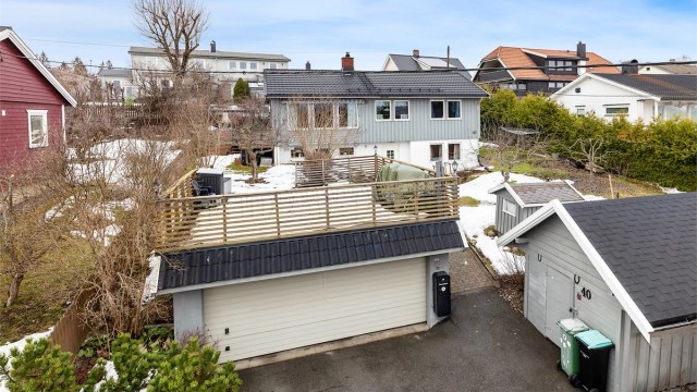 Velkommen til Nybakveien 40, en koselig enebolig i veletablert og barnevennlig boligområde med flott garasje og romslig utebod på egen eiendom