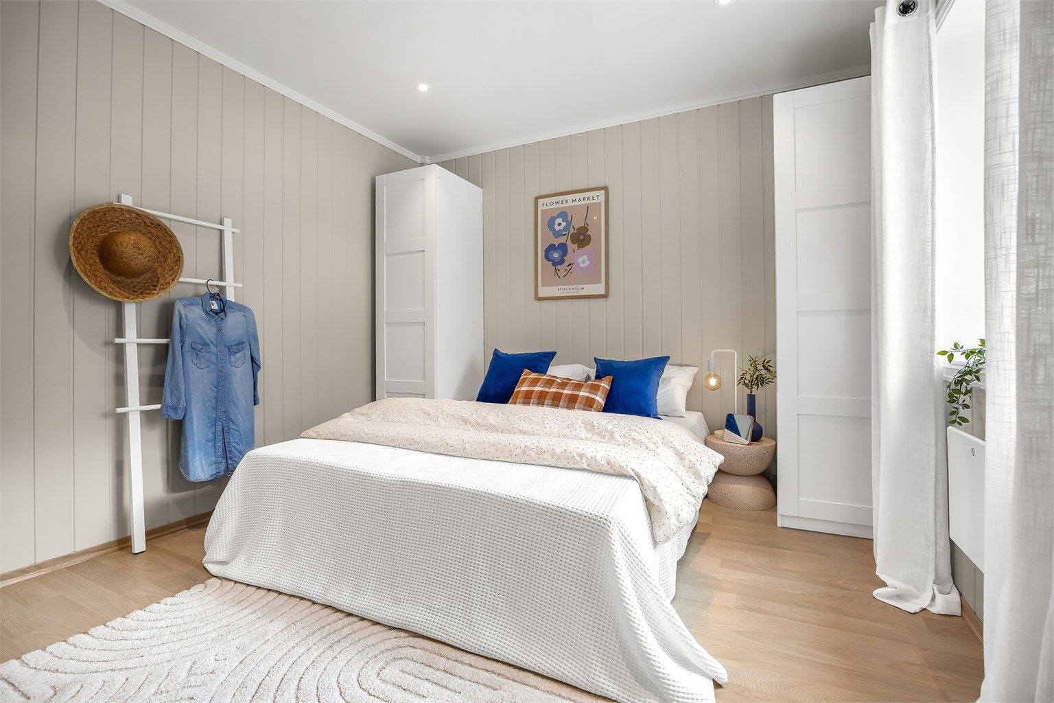 Soverommet har to garderobeskap i hvit og profilert utførelse.