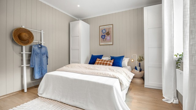 Soverommet har to garderobeskap i hvit og profilert utførelse.