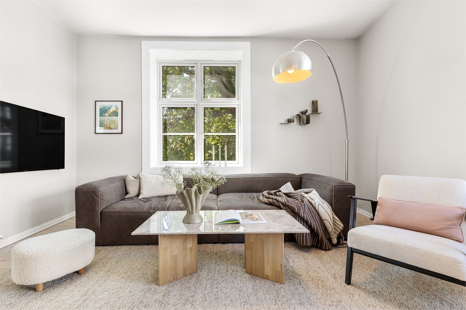 Rommet er som resten av leiligheten pent malt i tidløse og nøytrale nyanser.