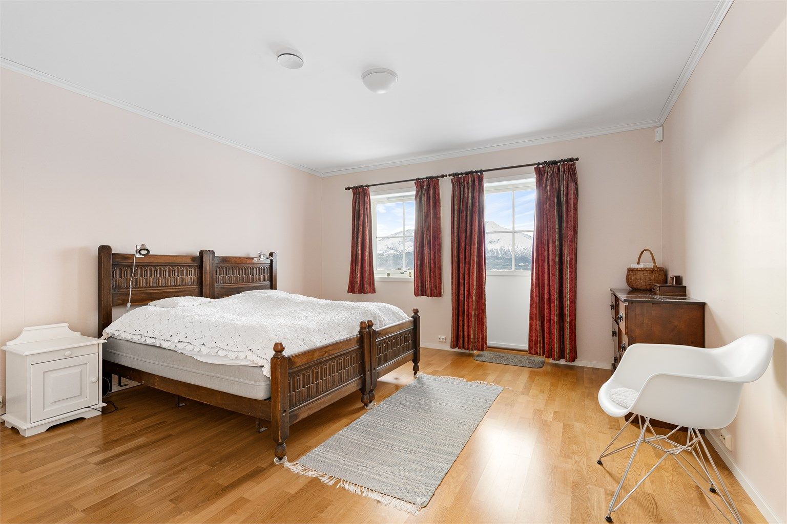 Hovedsoverommet er romslig, med god plass til dobbeltseng. Utgang til sydøstvendt terrasse på 26 kvm