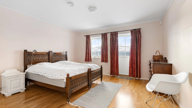 Hovedsoverommet er romslig, med god plass til dobbeltseng. Utgang til sydøstvendt terrasse på 26 kvm