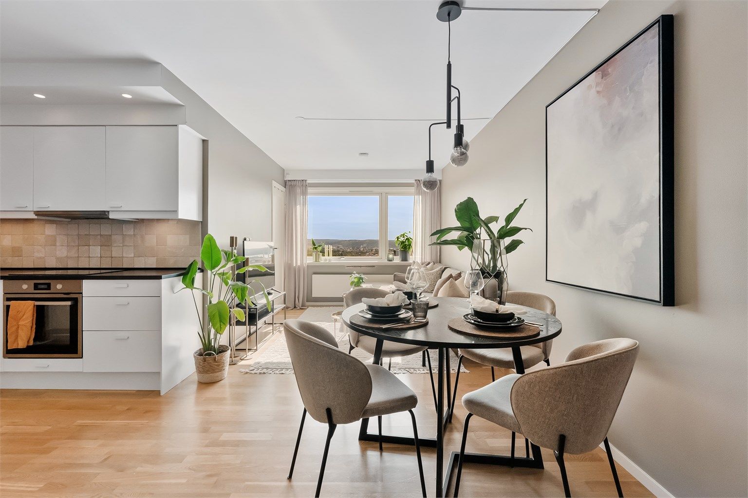 Romslig stue med åpen kjøkkenløsning