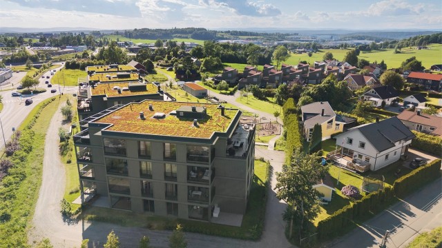 Landlig og rolig, men med kort vei til alle servicetilbud i Ski sentrum.