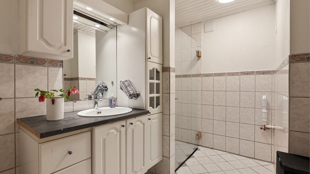 Badet i første etasje har i senere år vært benyttet som toalettrom da overflatene ikke bør eksponeres for vann. Nytt bad ble etablert i kjelleren i 2022.