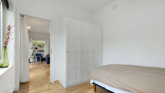 Flott soverom med garderobeskap.