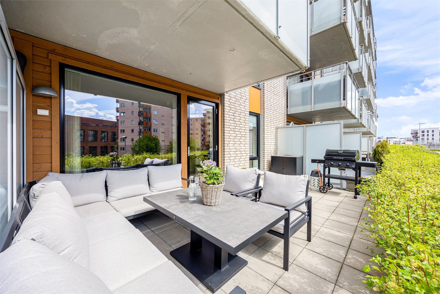 Terrassen er på hele 19 m² og her kan solen nytes fra morgen til kveld! 