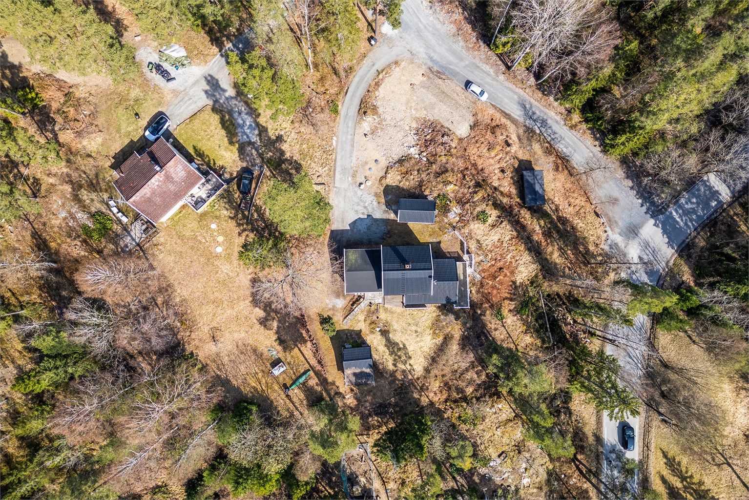 Drone - Opprinnelig enebolig fra 1958 med tilbygg fra 1979, uthus/bod samt garasje fra ca 1967 og carport fra ca 1996