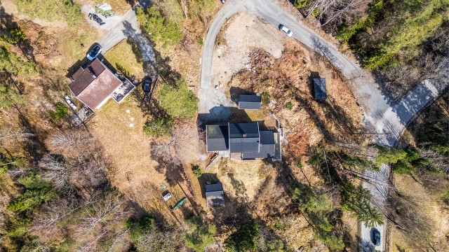 Drone - Opprinnelig enebolig fra 1958 med tilbygg fra 1979, uthus/bod samt garasje fra ca 1967 og carport fra ca 1996