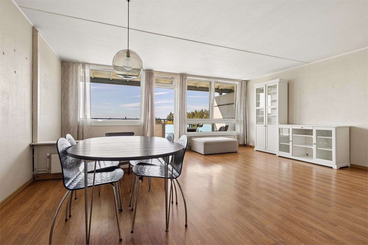 Store vinduer slipper inn mye naturlig lys, noe som bidrar til en lys og luftig atmosfære.