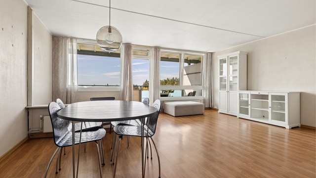 Store vinduer slipper inn mye naturlig lys, noe som bidrar til en lys og luftig atmosfære.