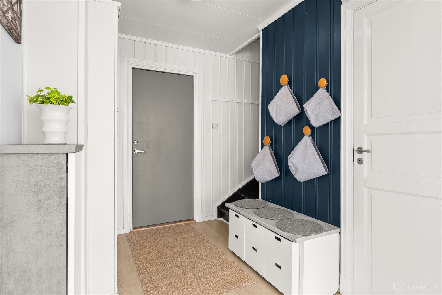 Entréen ønsker velkommen med gulvvarme under laminatgulvet, noe som er gjennomgående for hele etasjen.