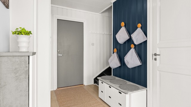 Entréen ønsker velkommen med gulvvarme under laminatgulvet, noe som er gjennomgående for hele etasjen.