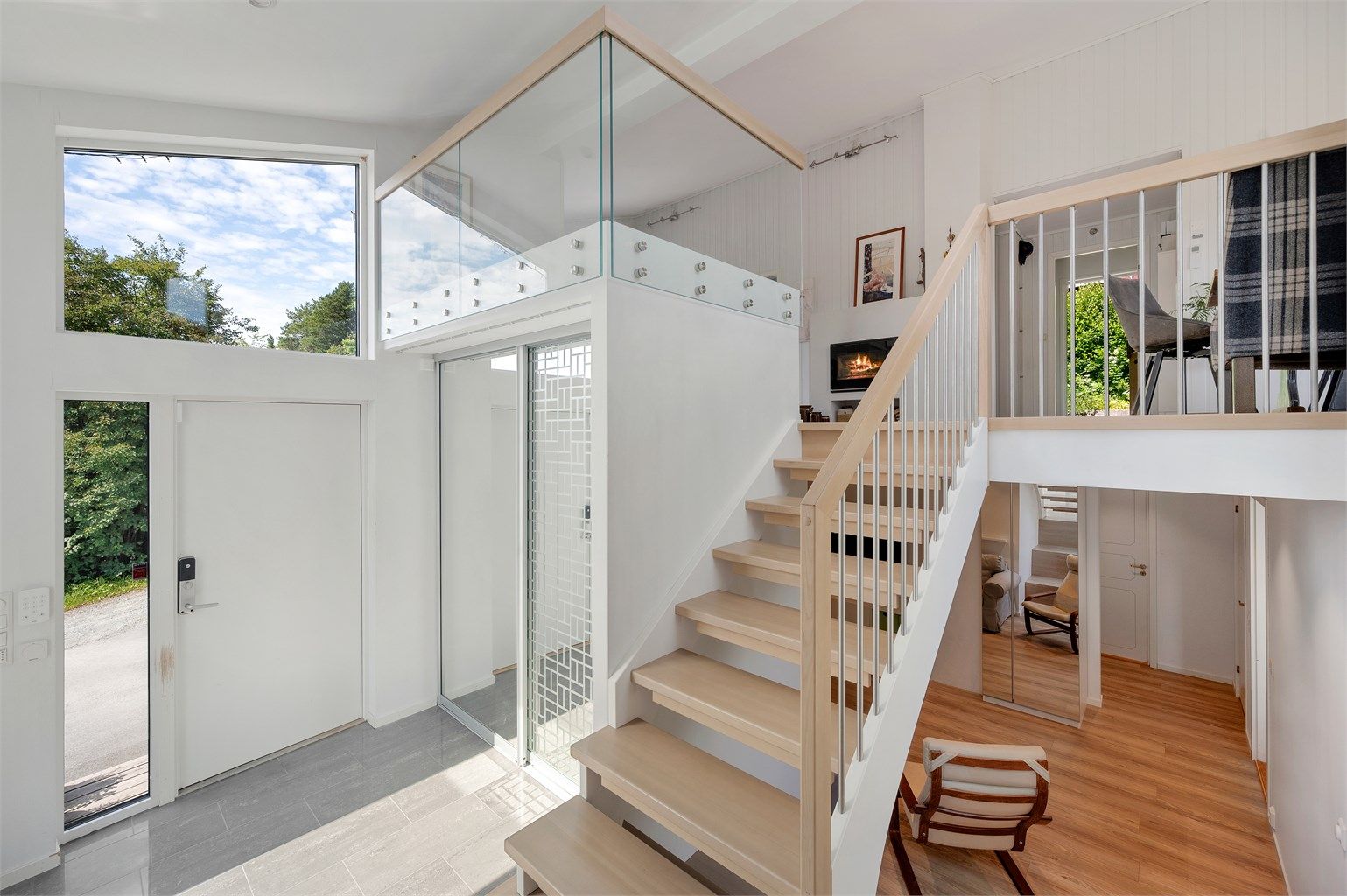 Velkommen inn! Romslig entré med praktisk plassbygd garderobeskap med gode oppbevaringsmuligheter. 