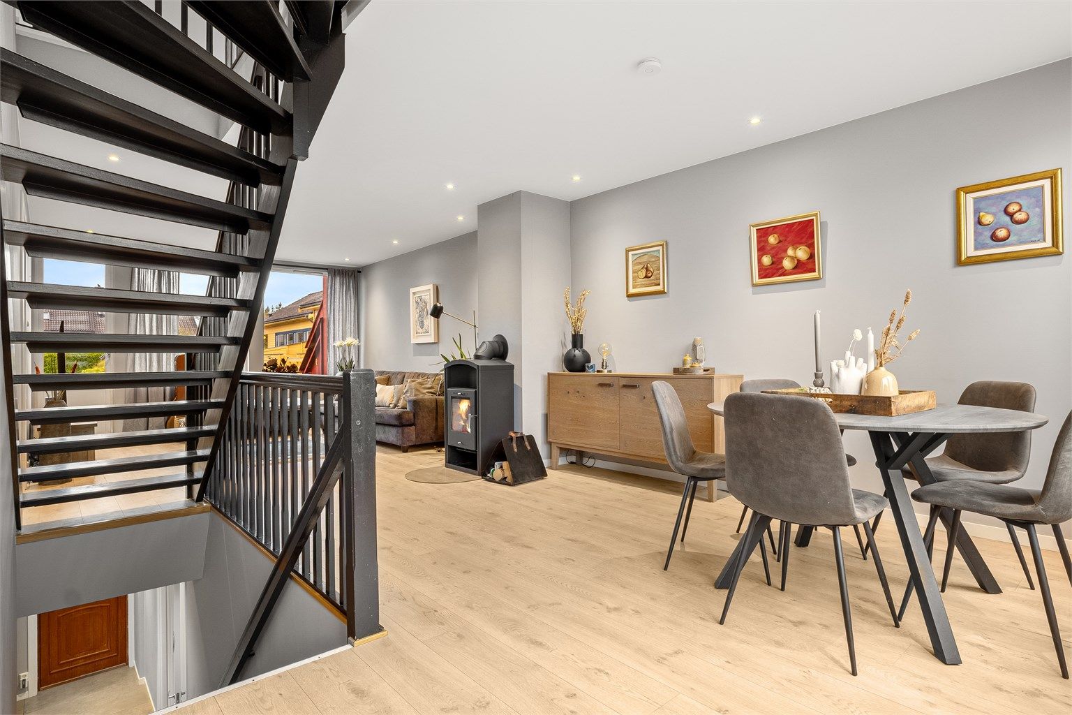 Stuen i hovedetasjen har mer enn god nokk plass til Tv-stue og spisestue.