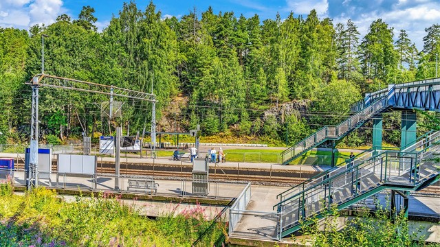 Høybråten stasjon ligger under ti minutters gange unna, med tog til Oslo S på 15-20 minutter.
