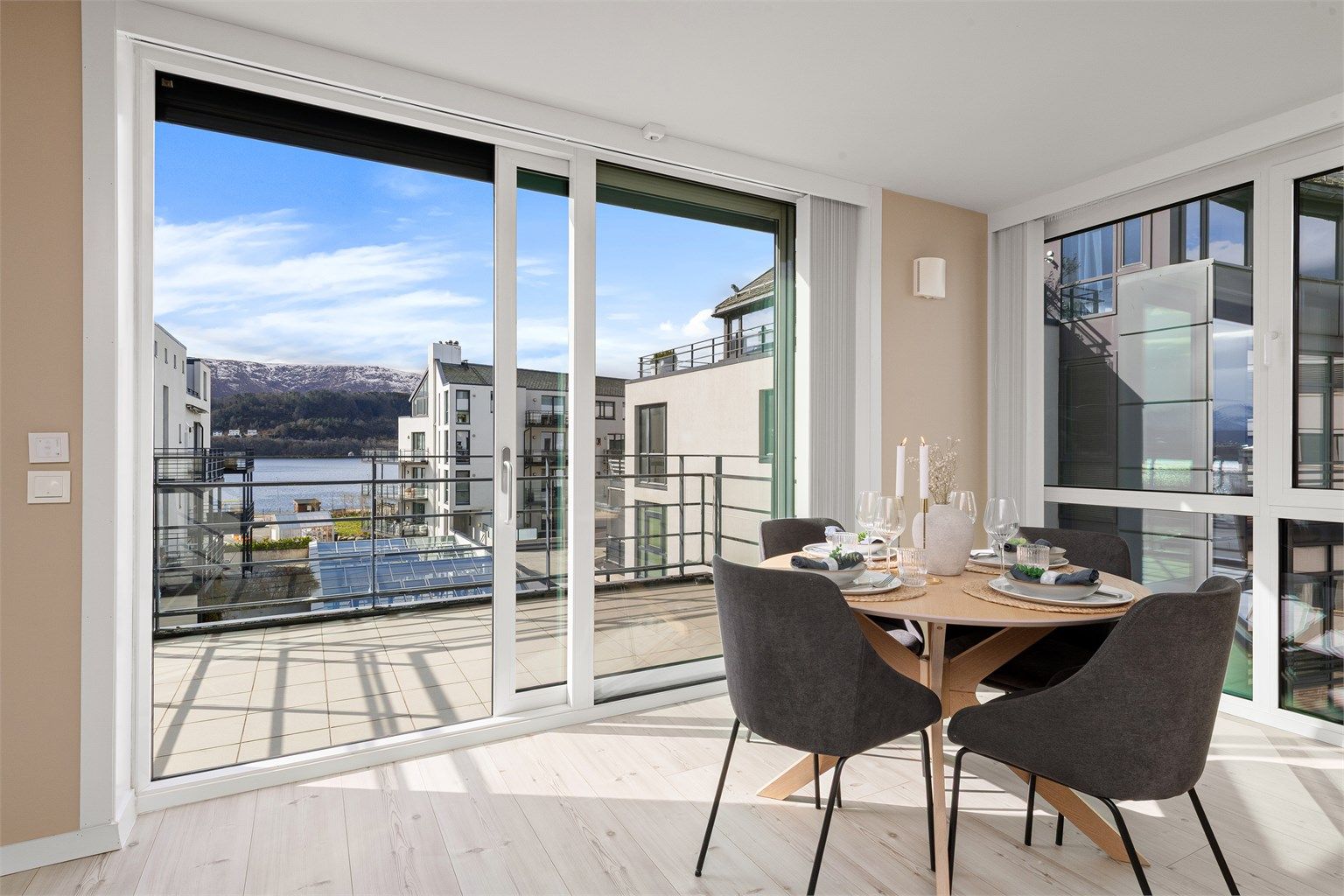 Stor skyvedør i glass fra 2015 visker ut skillet mellom stuen og balkongen. Det er også montert lameller