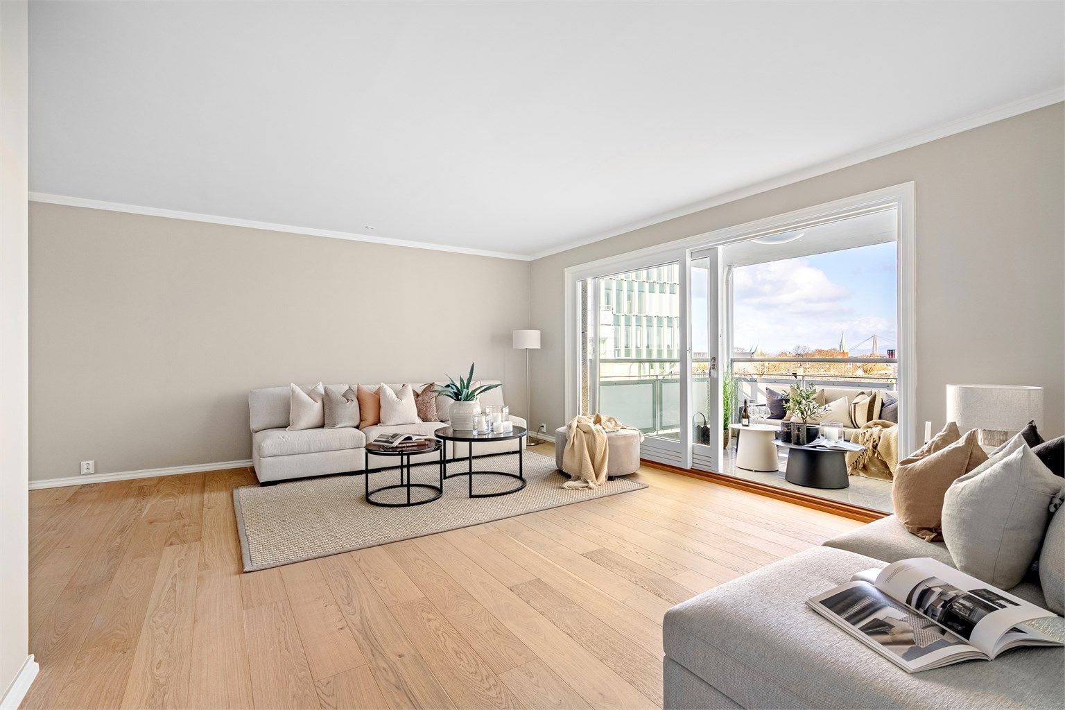 Videre inn fra entré, som man kan lukke av med ny glassdør, kommer man inn til stue og kjøkken med utgang til balkong. 