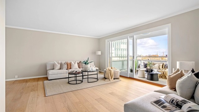 Videre inn fra entré, som man kan lukke av med ny glassdør, kommer man inn til stue og kjøkken med utgang til balkong.